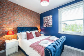 Cozy and Charming Flat: Minutes from Everything!
